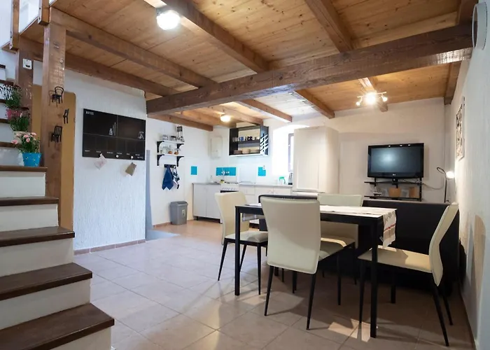 House Indy Apartman *