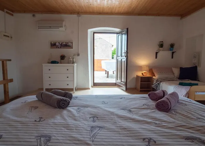 House Indy Apartman *